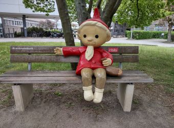 Die Sandmann Bank vor dem rbb, Foto: Christian Bartsch
