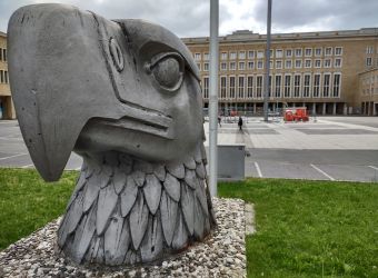 Adlerkopf vor dem Flughafen Tempelhof, Foto: Christian Bartsch